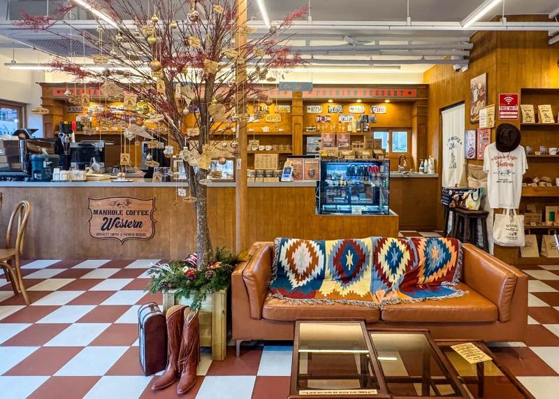 Quầy và ghế lounge trong nội thất rộng của Manhole Coffee
