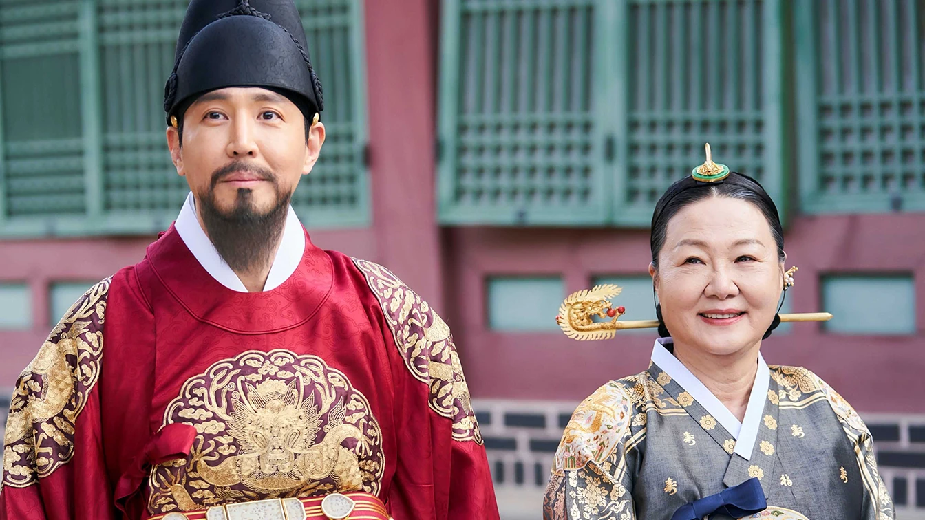 Vua Lee Ho mặc long bào đỏ ngồi cạnh Vương Đại Phi trong Under the Queen's Umbrella
