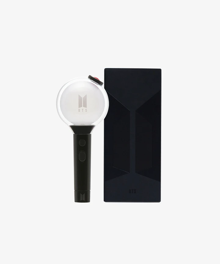 箱の横に置かれたBTS公式ペンライト