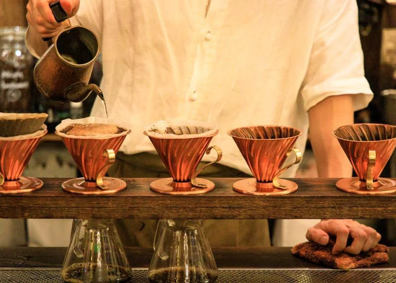 Barista pha cà phê thủ công tại Coffee Hanyakbang ở Seoul