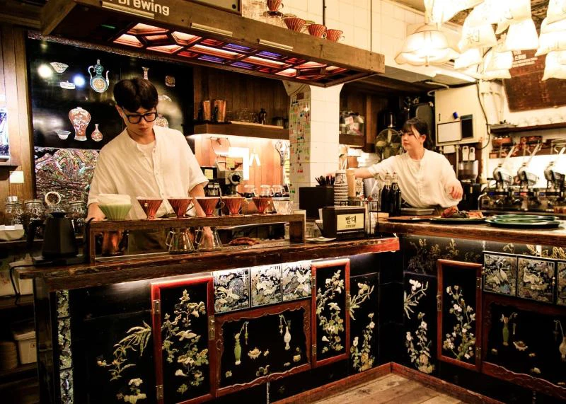Barista làm việc sau quầy cổ tại Coffee Hanyakbang