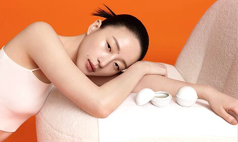 ภาพแคมเปญ Sulwhasoo Spa ข้างกระปุกสกินแคร์