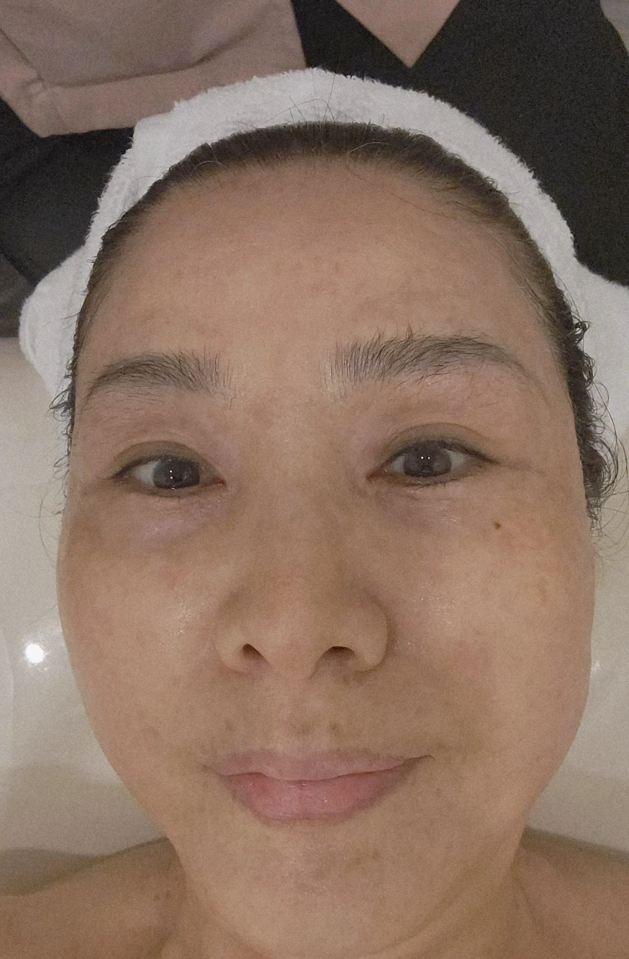 บล็อกเกอร์ระหว่าง facial พร้อมผ้าคาดผม