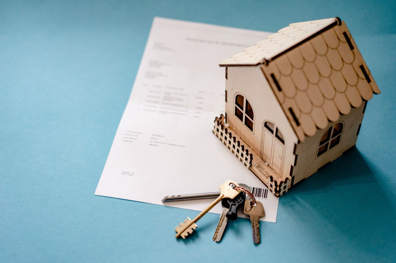 House model, keys and lease papers illustrating a Korean jeonse deposit guarantee