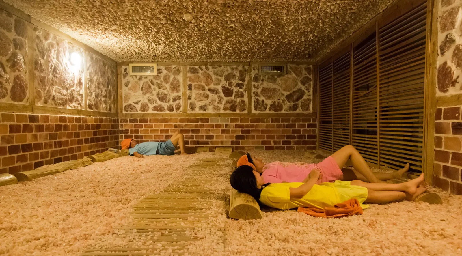 Korean spa treatment scene introducing jjimjilbang body-scrub culture