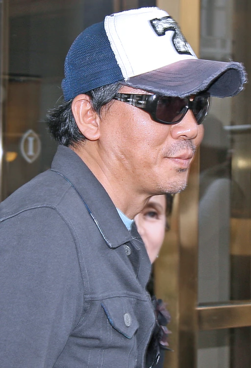 Sutradara Kim Jee-woon mengenakan topi dan kacamata hitam di Toronto International Film Festival