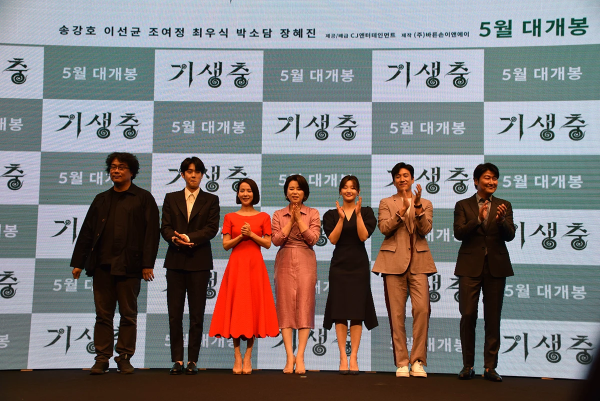 Sutradara Bong Joon-ho dan para pemain Parasite di panggung acara film tahun 2019