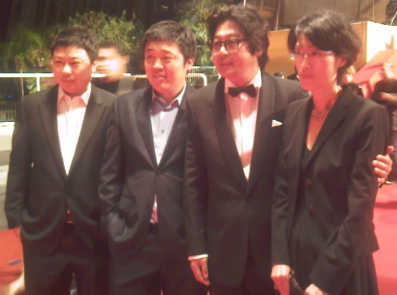 Sutradara Na Hong-jin dan tim The Chaser menghadiri karpet merah Cannes pada 2008