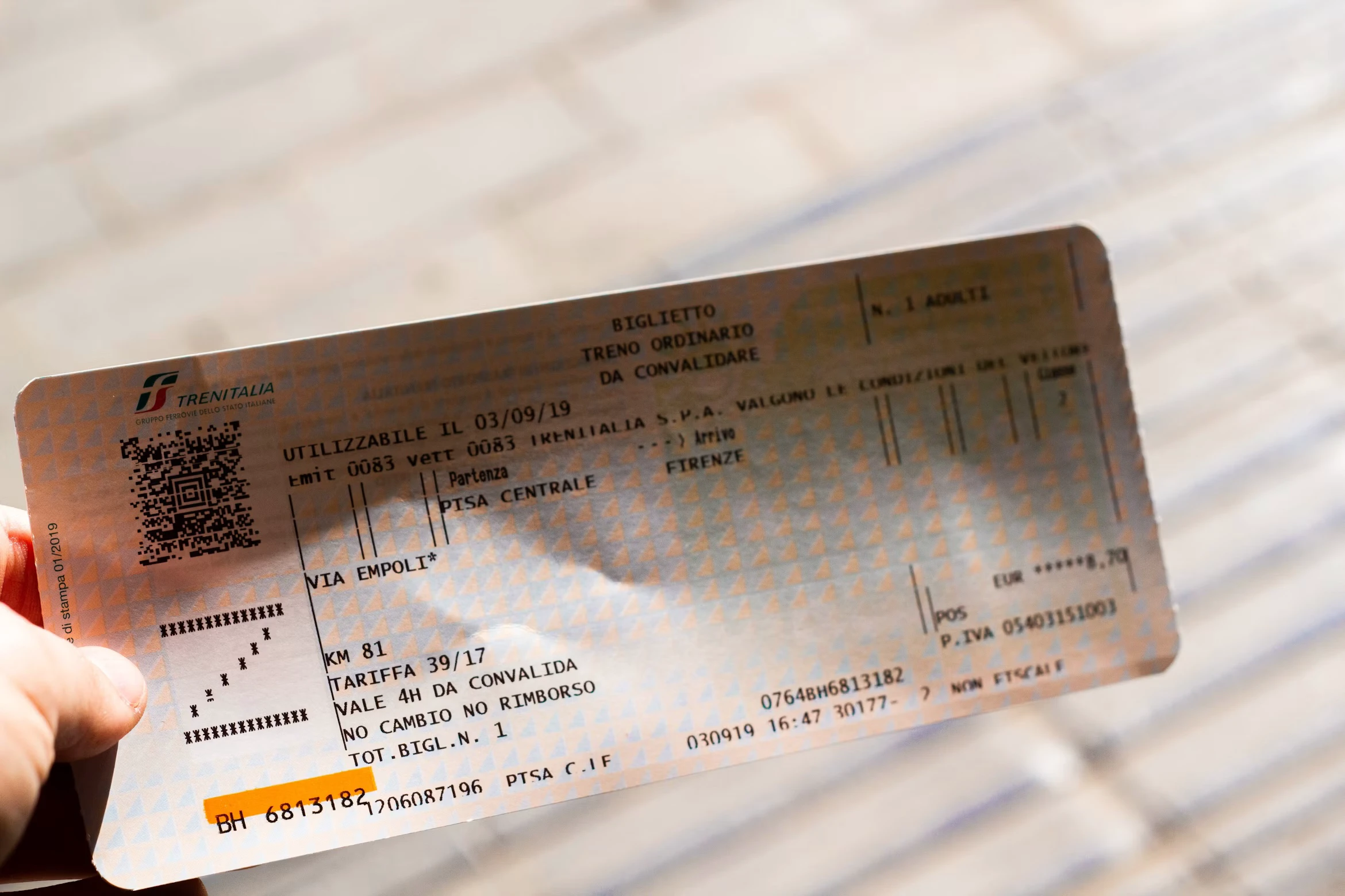Tiket kereta kertas di bawah sinar matahari yang melambangkan biaya perjalanan untuk konser