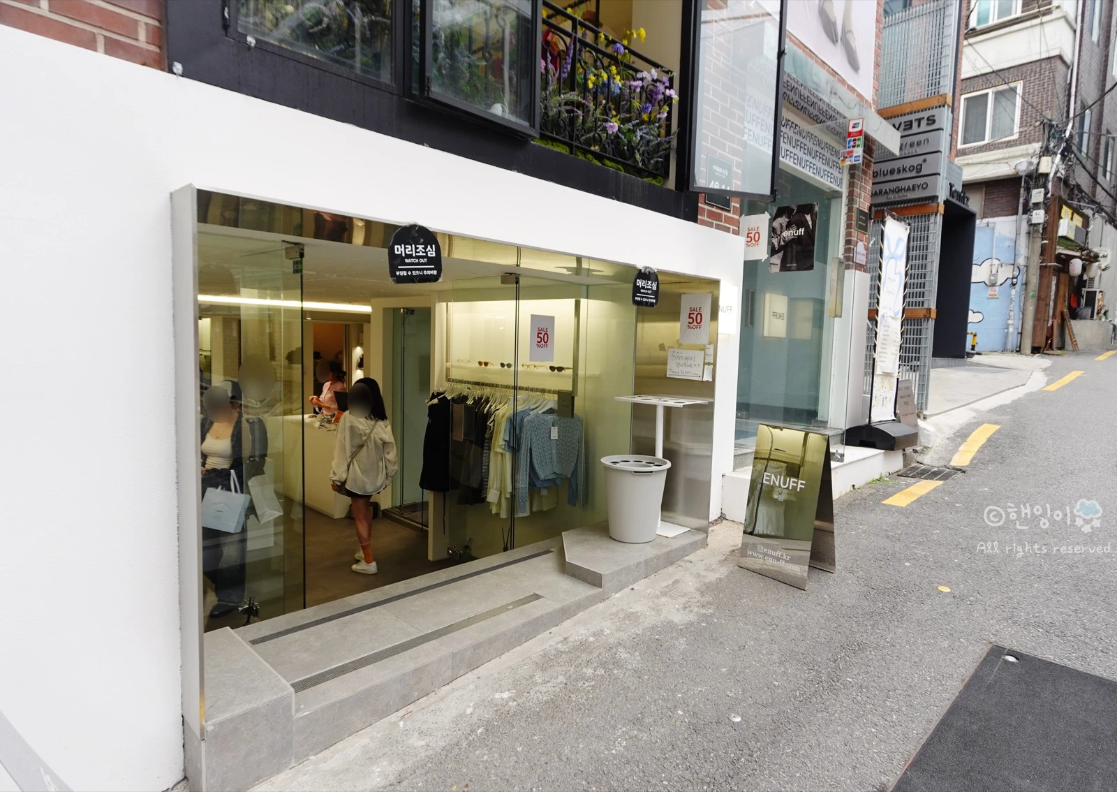 Small fashion and accessory showroom set into a sloped side street in Hannam-dong
