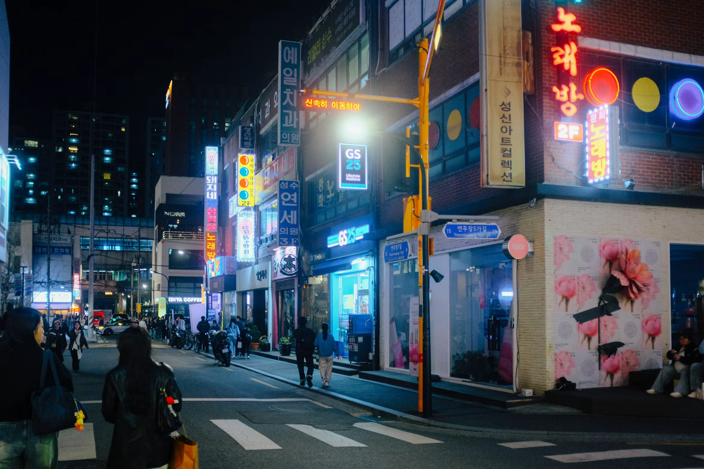 ネオンが灯るソウルの街を歩く人々の夜景