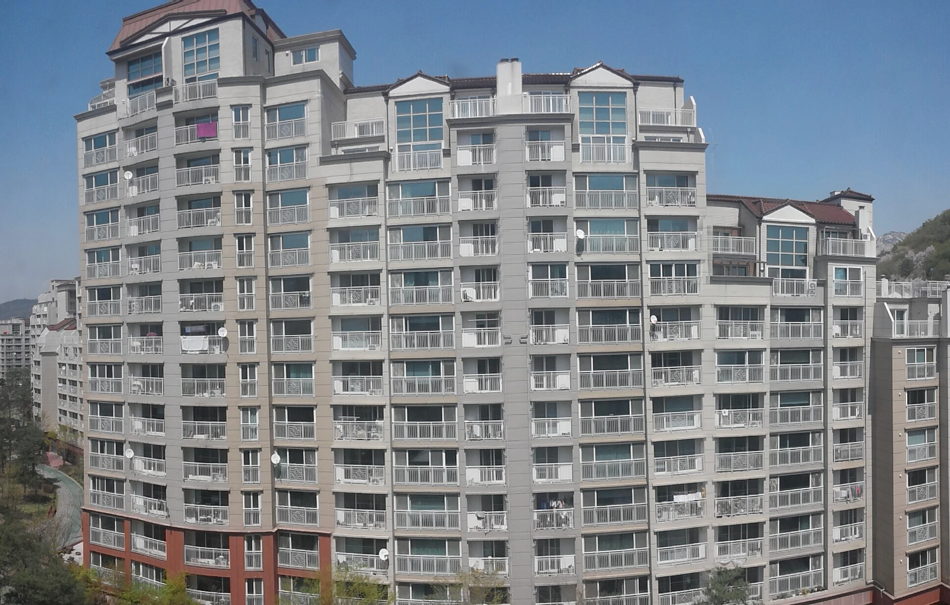 Lotte Castle apartment buildings in Eunpyeong New Town with uniform balconies and landscaped grounds