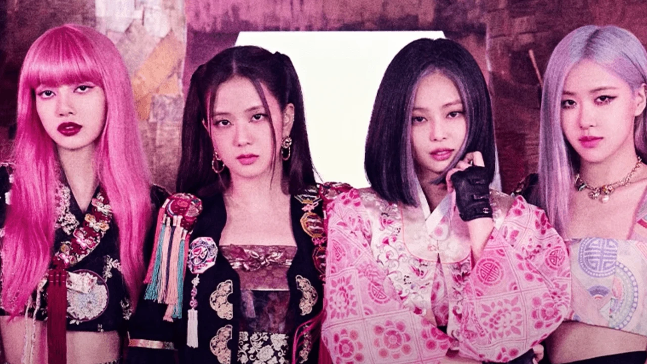 Para anggota BLACKPINK dengan styling video musik bernuansa merah muda serta makeup mata dan bibir yang berbeda-beda