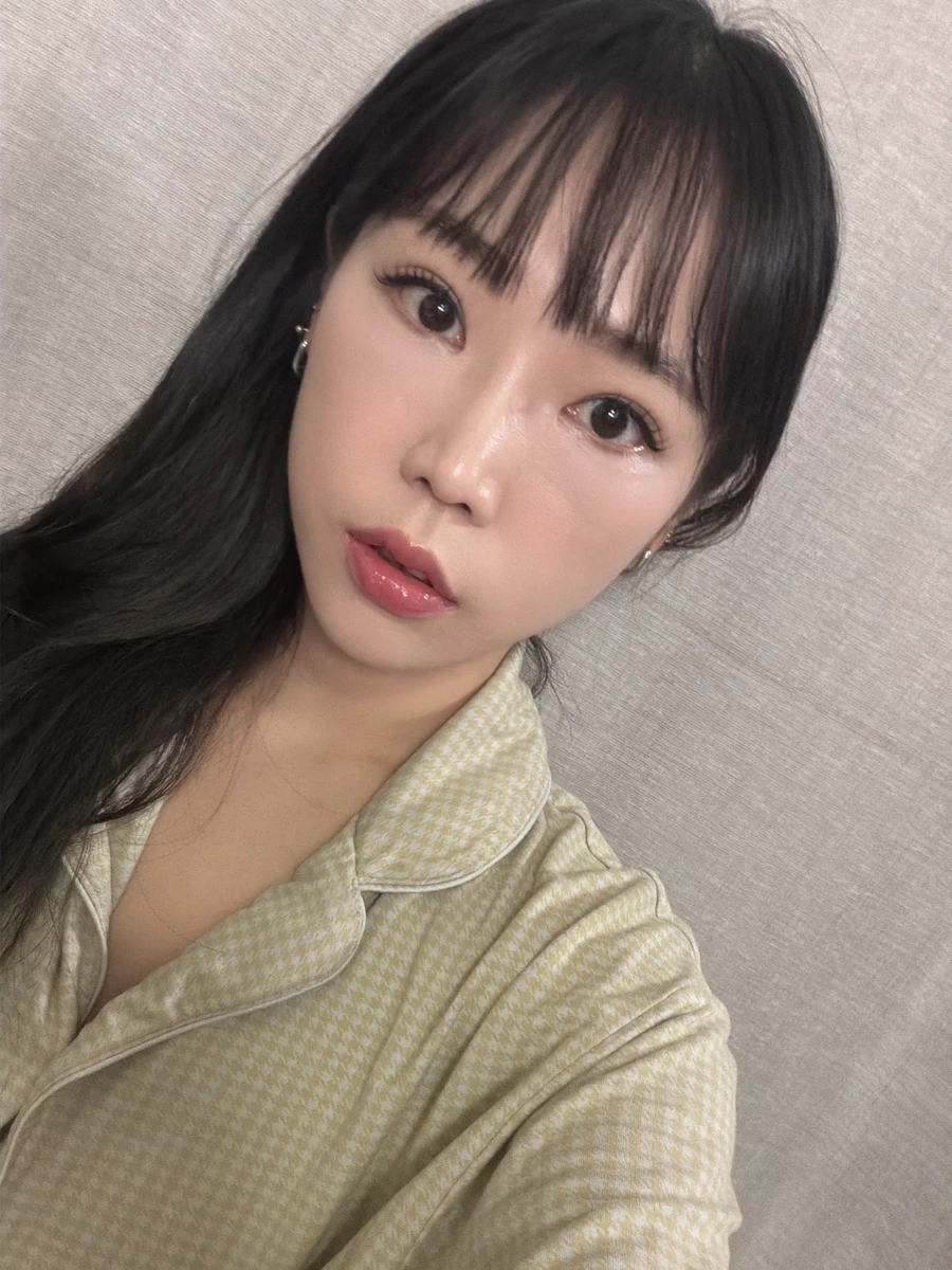 Hasil makeup sehari-hari dengan bulu mata atas terpisah, pipi lembut, dan bibir berkilau