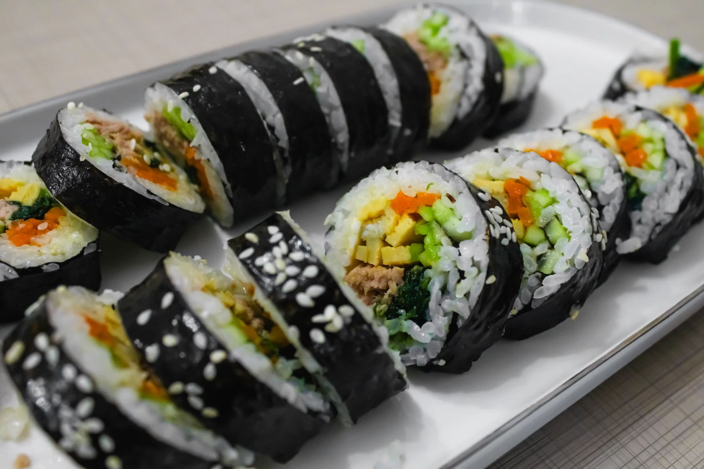 Irisan gimbap Korea berisi nasi, telur, tuna, dan sayuran