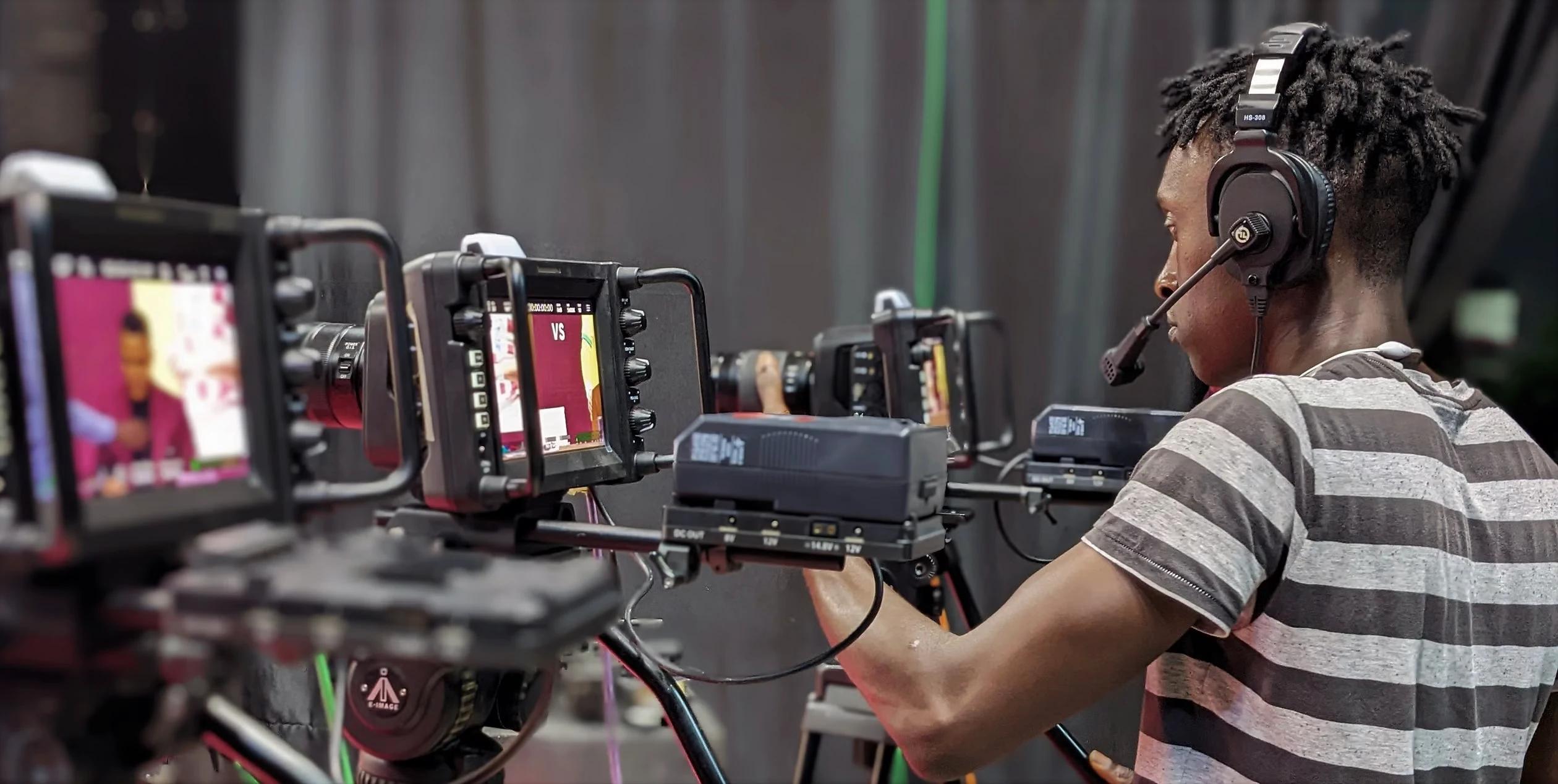 Operator kamera memantau beberapa tayangan video di studio siaran