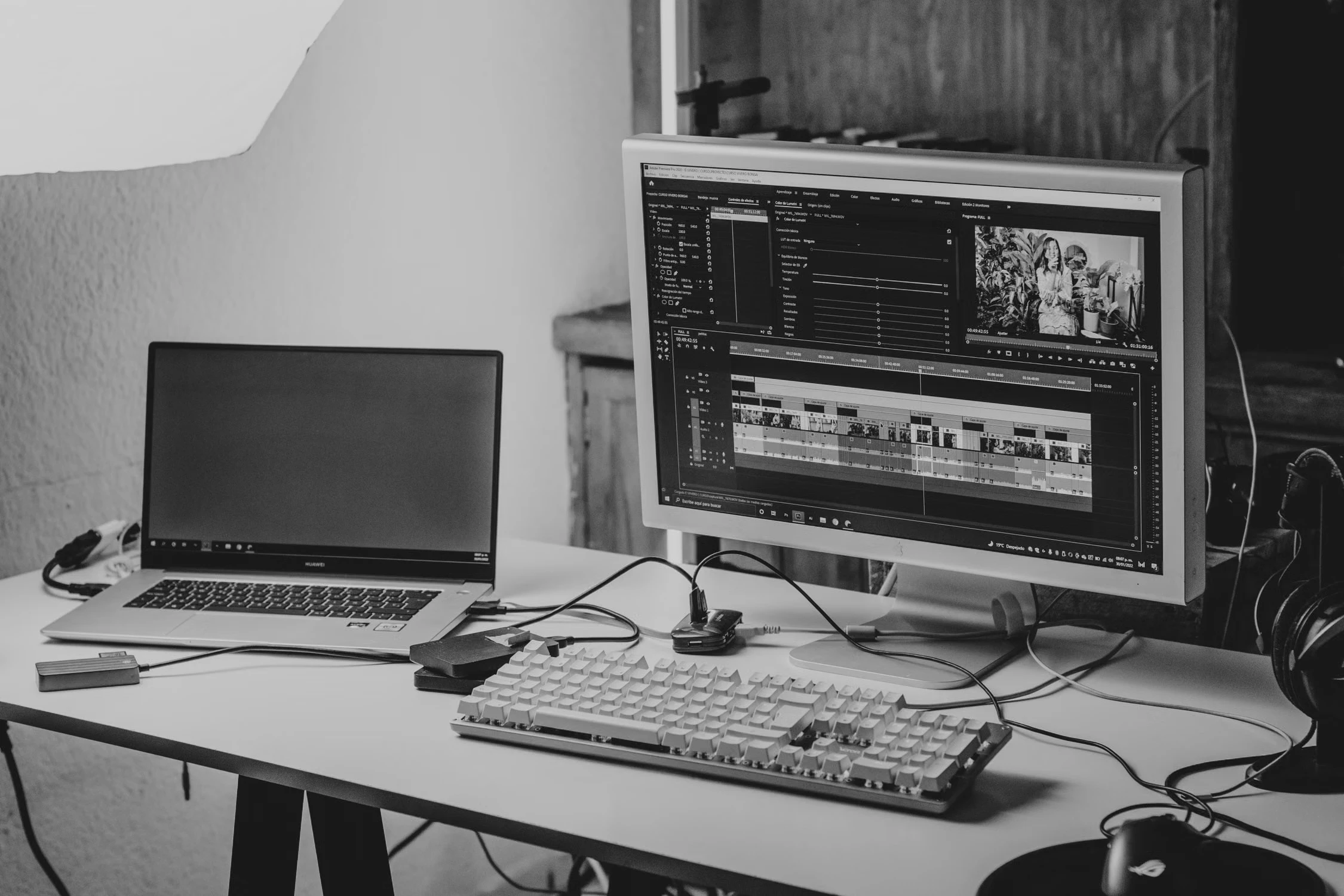 Monitor desktop yang menampilkan linimasa penyuntingan video secara terperinci