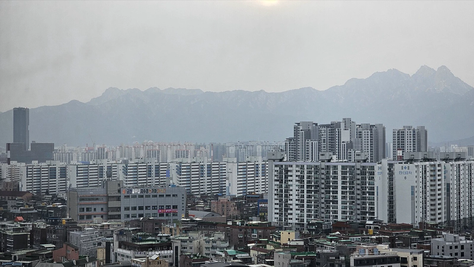 Apartment towers across Chang-dong and Nowon in northern Seoul with Bukhansan behind them