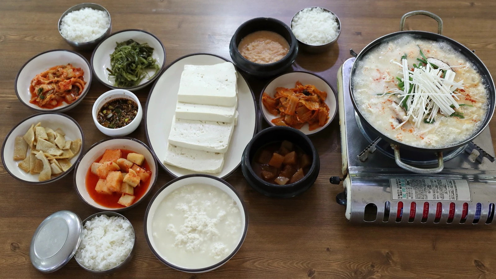 Hidangan Chodang sundubu Gangneung dengan tahu lembut, nasi, sup, dan banchan