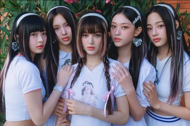 Lima member NewJeans dalam bingkai rapat pada foto konsep grup resmi