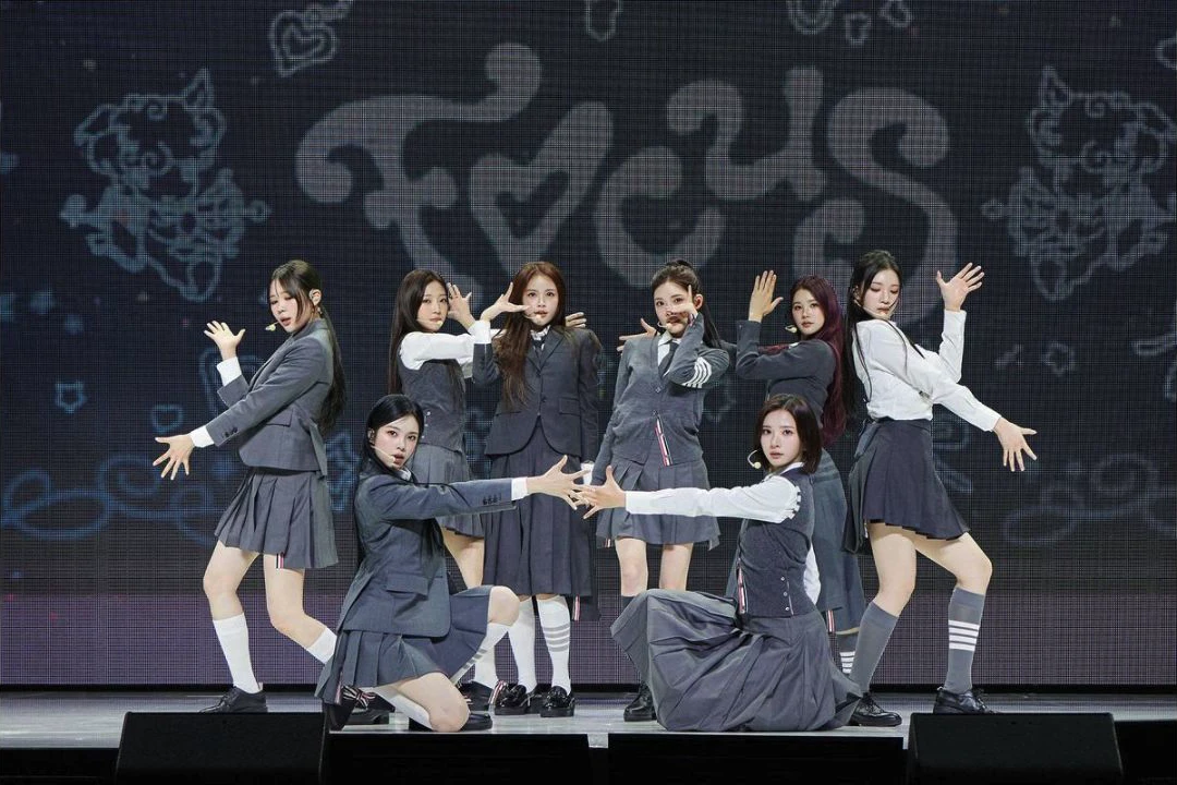 Hearts2Hearts tampil dalam formasi bertingkat pada showcase media FOCUS