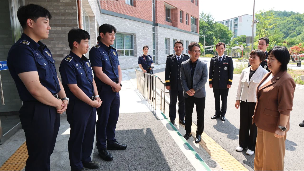 Alternative-service personnel speaking with visiting officials at the Yeongwol training center in June 2026
