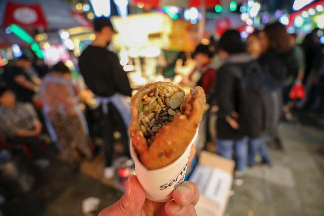 Ssiat hotteok đang rán trên bếp ở BIFF Square