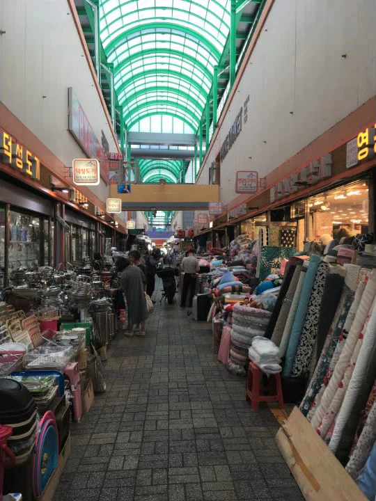 Ssiat hotteok đang rán trên bếp ở BIFF Square