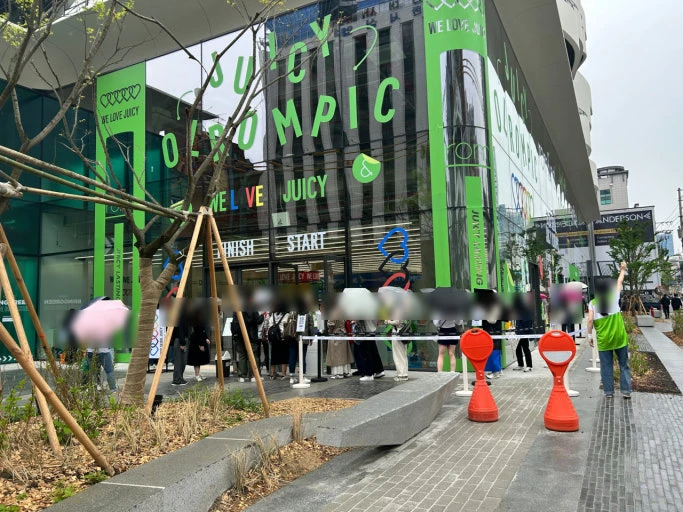 A Seongsu pop-up queue behind barriers with a continuous pedestrian lane beside it