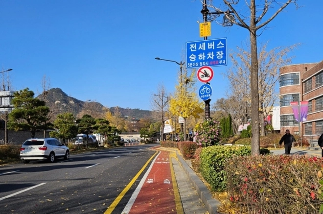 Bus wisata memakai ruang tepi jalan di pusat Seoul