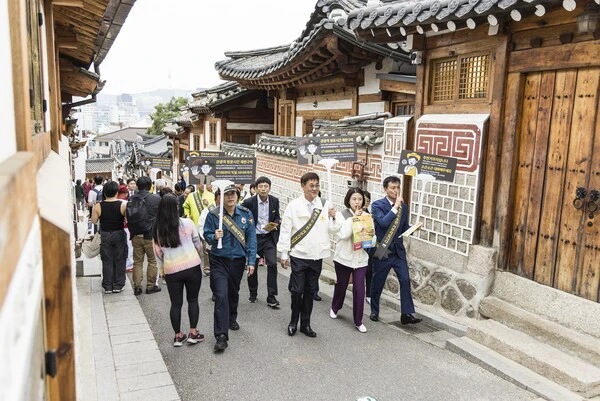 Bus wisata memakai ruang tepi jalan di pusat Seoul