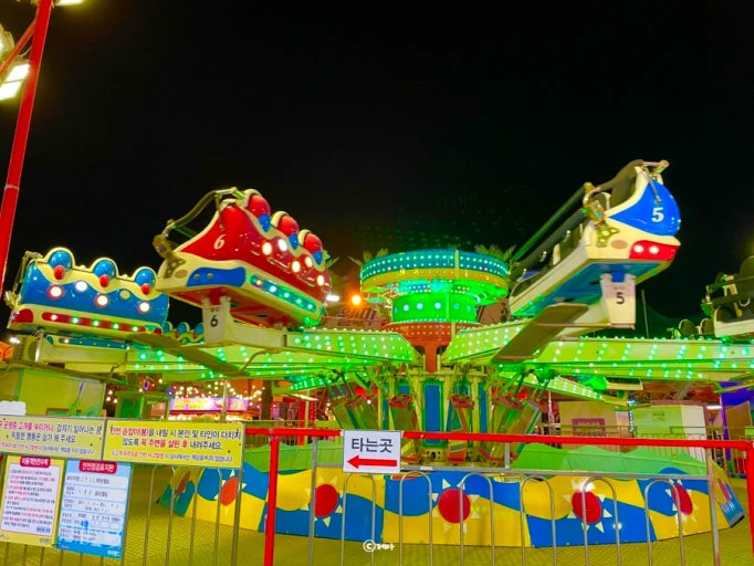Illuminated rides at My Land on Wolmido after dark
